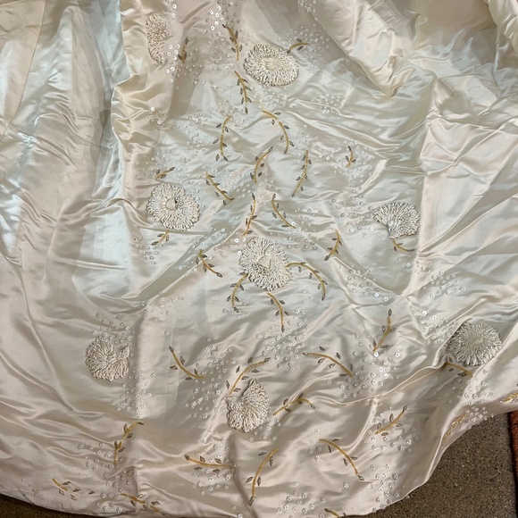 Vintage 90’s Custom 100% Silk bridal Gown by Cynthia C. - Picture 4 of 13
